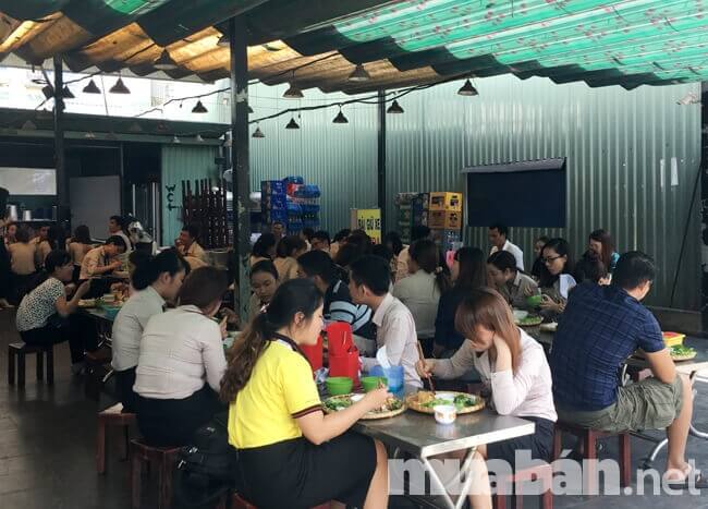 Mặt bằng mở quán ăn cần phù hợp với đối tượng khách hàng phục vụ chủ yếu