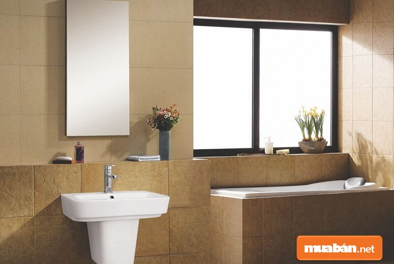 Phòng tắm dù lớn hay nhỏ đều cần sắm một bộ bồn rửa mặt và gương soi.