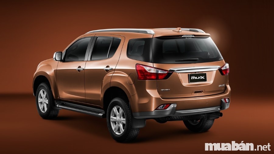 phần đuôi xe được vuốt cao Isuzu MU-X