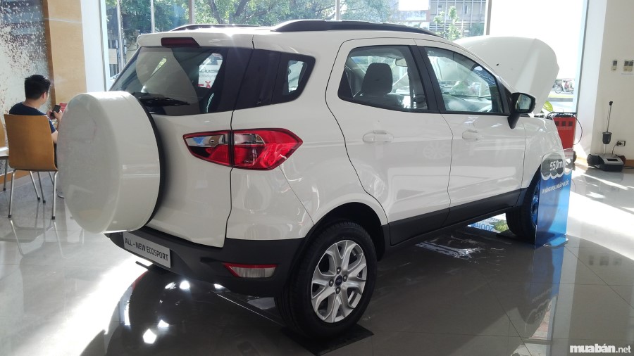Đuôi xe được trang bị thêm lốp dự phòng Đuôi xe được trang bị thêm lốp dự phòng