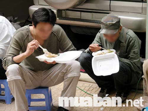 Nghề Phụ Xe Tải Liệu Thực Sự Có Đơn Giản? 3 Bữa Cơm Vội Vàng Thường Thấy Của Những Người Phụ Xe Tải