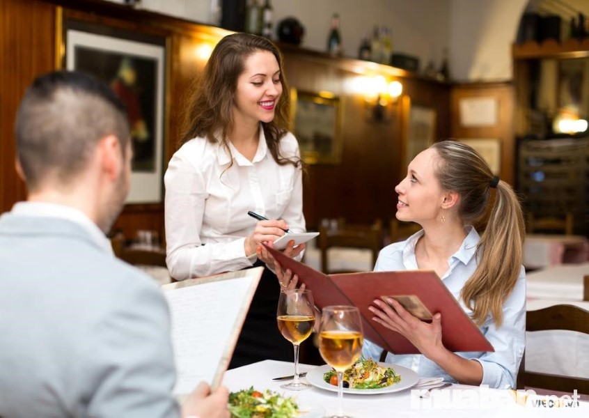 Nhân viên phục vụ hãy chăm sóc thực khách một cách tốt nhất