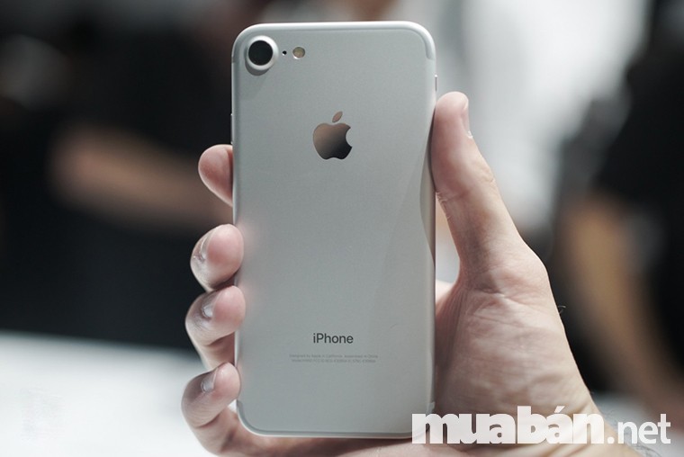 Iphone 7 màu bạc Màu bạc là màu trung tính nhưng lại rất dễ bị trầy xước