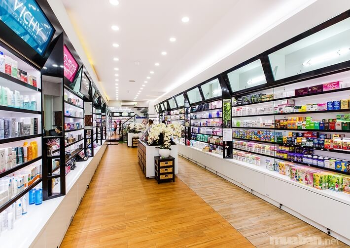 Hasaki có không gian mua sắm rộng rãi, thoải mái và mức giá rất phải chăng