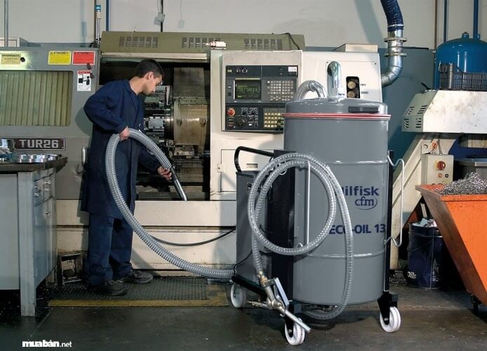 Máy hút bụi công nghiệp với thùng chứa lớn thích hợp dùng trong nhà xưởng, công trình
