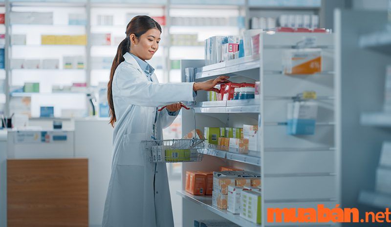 Nhân viên bán hàng tại hiệu thuốc là việc làm thêm cho sinh viên y dược rất phổ biến