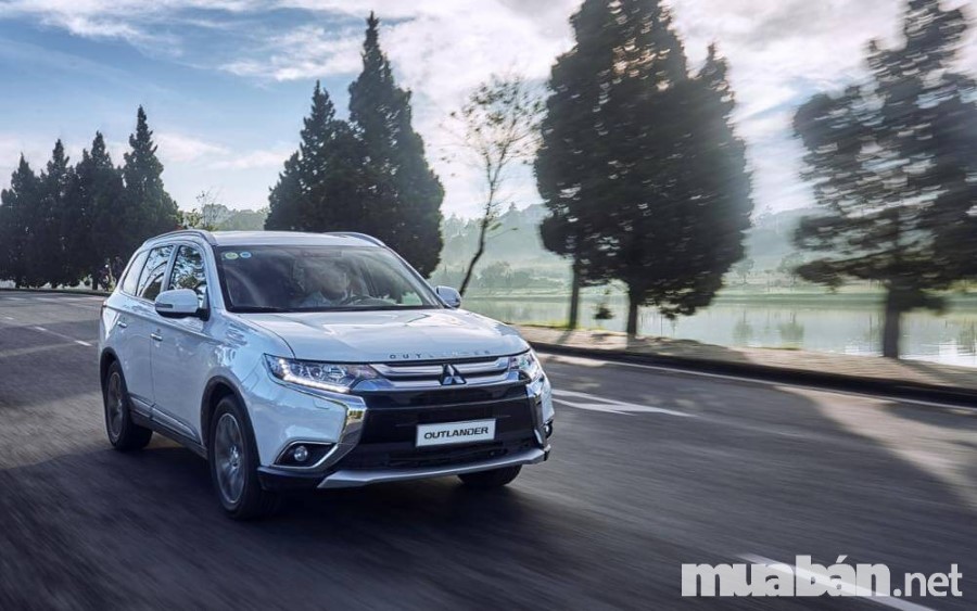 Outlander là dòng xe với động cơ mạnh mẽ và dễ dàng chinh phục mọi cung đường