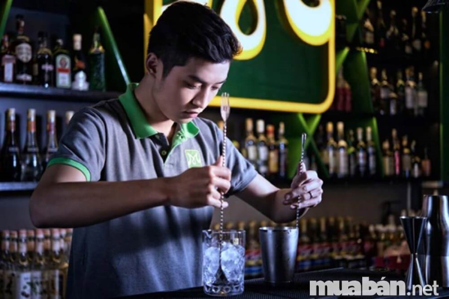Cần Phải Biết Những Điều Gì Để Trở Thành Một Bartender Giỏi? 2 Nghề Bartender