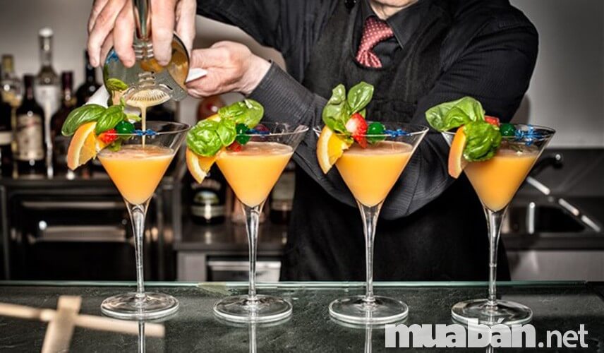 Cần Phải Biết Những Điều Gì Để Trở Thành Một Bartender Giỏi? 4 Nghề Bartender
