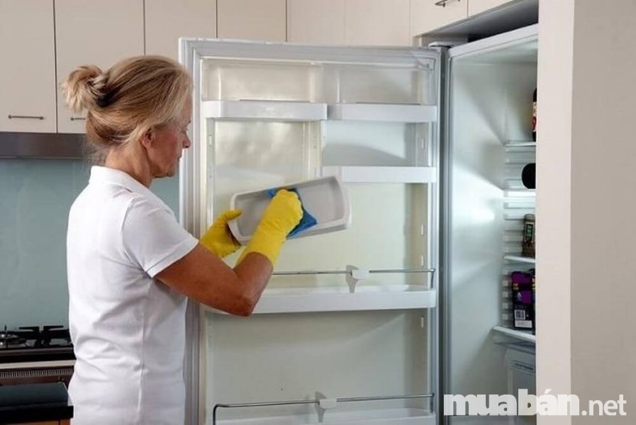 Bí Quyết Giúp Bảo Quản Đồ Điện Máy Cũ Của Gia Đình Bạn Luôn Như Mới 2 Lau Chùi Giúp Các Thiết Bị Hoạt Động Tốt Và Đẹp Qua Thời Gian