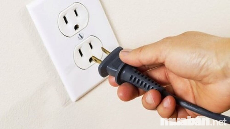 Bí Quyết Giúp Bảo Quản Đồ Điện Máy Cũ Của Gia Đình Bạn Luôn Như Mới 4 Bật Tắt, Rút Điện Liên Tục Khiến Các Thiết Bị Điện Giảm Tuổi Thọ