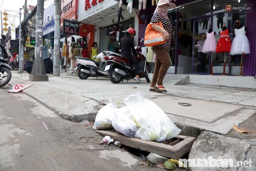 Bạn nên chuẩn bị nhiều vật dụng và khai thông cống để tránh nhà bị ngập