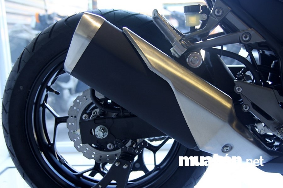 Kawasaki Ninja 300 - Sportbike Thế Hệ Mới Chinh Phục Mọi Ánh Nhìn 6 Ống Xả Được Bọc Thép Không Gỉ Mạnh Mẽ Và Chắc Chắn.