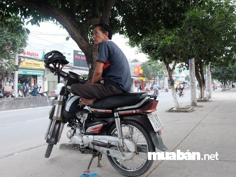 Lái xe tự do phải tự tìm kiếm khách hàng, mức độ uy tín thấp so với lái xe có tổ chức.