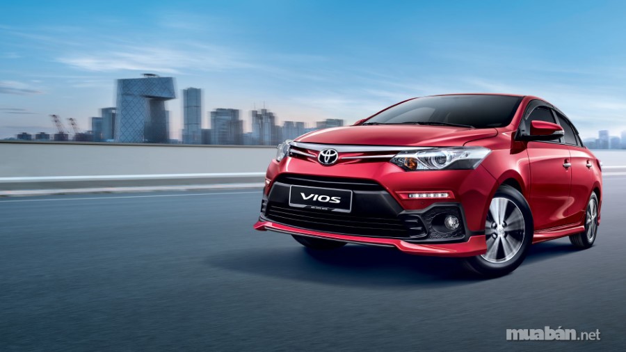 Toyota Vios 2018 - Dòng Xe Được Ưa Chuộng Nhất Tại Thị Trường Đông Nam Á 3 Toyota Vios 2018 Được Trang Bị Thêm Cụm Đèn Led Hoàn Toàn Mới, Đây Là Điểm Nhấn Khác Biệt Mà Những Dòng Tiền Nhiệm Trước Đó Không Có. Phần Đầu Xe Gây Ấn Tượng Mạnh Với Người Nhìn Bởi Sự Đột Phá Trong Thiết Kế Tinh Xảo Trong Từng Đường Nét. Điểm Nổi Bật Và Ấn Tượng Chính Là Cụm Lưới Tản Nhiệt Dạng Hình Thang Đặc Trưng Với Phần Mặt Ca-Lăng Không Còn Sử Dụng 3 Thanh Ngang Đơn Điệu Như Phiên Bản Tiền Nhiệm. Với Thiết Kế Mới Mẻ, Cứng Cáp Và Mạnh Mẽ Hơn Rất Nhiều, Mang Đến Vẻ Đẹp Trau Chuốt Và Hoàn Mỹ Ở Mọi Góc Độ.
