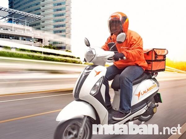 Nhân viên giao hàng với những mặt hàng đắt tiền thường phải nộp tiền bảo lãnh