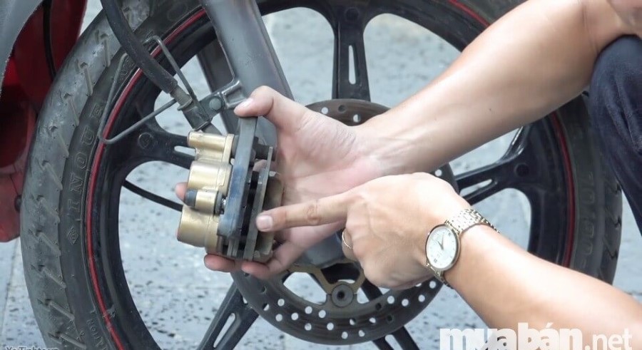 Xem xét từng chi tiết của xe để đảm bảo xe còn tốt