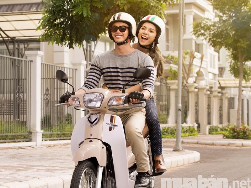 Đặc biệt, Honda Dream đời mới có rất nhiều màu sắc bắt mắt cho người mua có thể thoải mái lựa chọn. Kiểu dáng bo tròn mềm mại làm tăng thêm độ nữ tính rất được lòng các chị em phụ nữ hiện nay. Đây không còn chỉ là dòng xe dành riêng cho các đấng mày râu nữa mà còn dành cho cả các chị em phụ nữ. Vi vu trên chiếc xe Dream đời mới vừa nhỏ gọn, vừa tiện lợi là điều mà bất kỳ ai khó có thể chối từ.