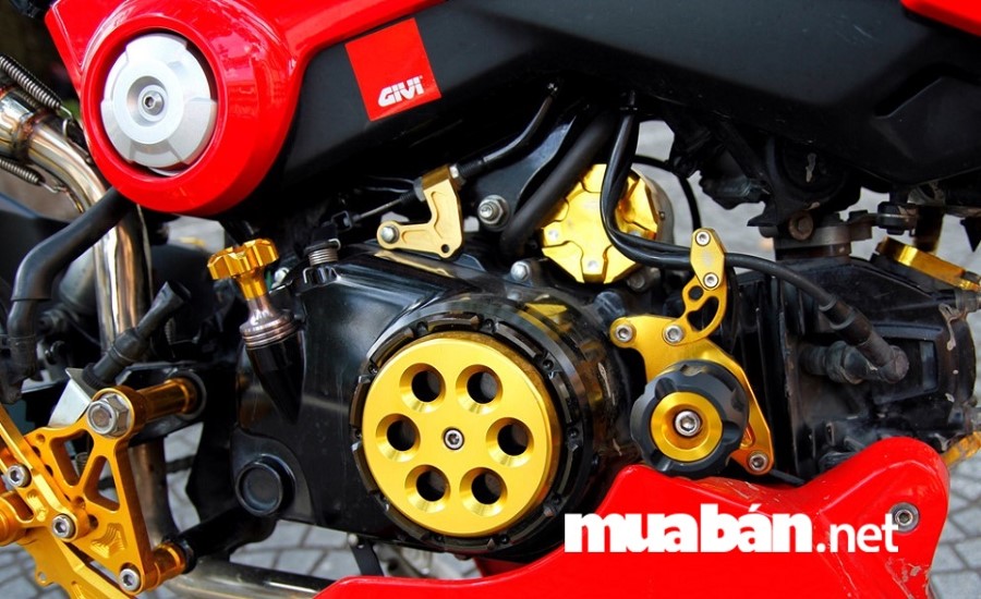 Honda MSX được trang bị hộp số 4 cấp, bố trí kiểu số "dài", người dùng sẽ ít phải chuyển số khi điều khiển MSX trong các thành phố lớn.