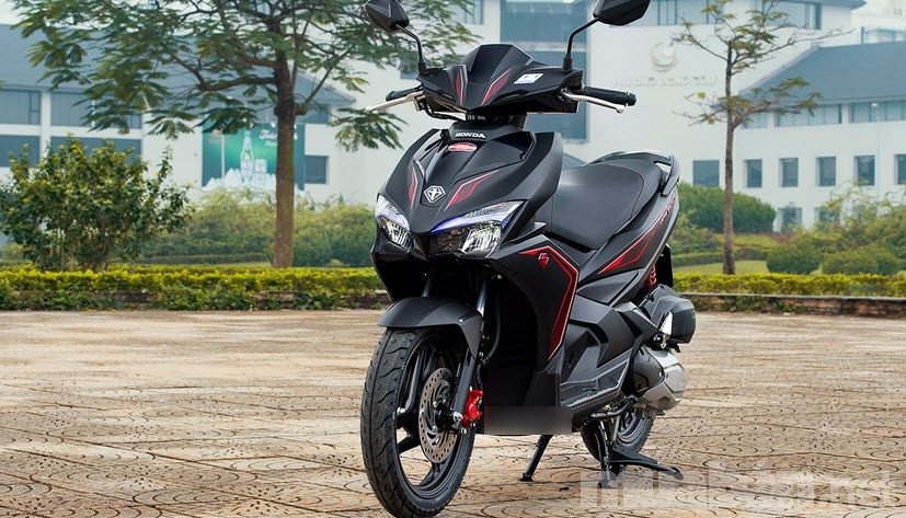 Đây là lỗi thường gặp ở xe tay ga Air Blade những đời mới được ra mắt. Khi điều khiển, bạn sẽ cảm thấy xe chạy bị rung theo nhịp lên ga, xuống ga, xe đi không êm và có thể bị nóng máy. Nguyên nhân của hiện tượng này là xe bị thiếu dầu hoặc dầu đã hết độ nhớt. Do đó, bạn cần thay dầu mới để khắc phục tình trạng khó chịu này.