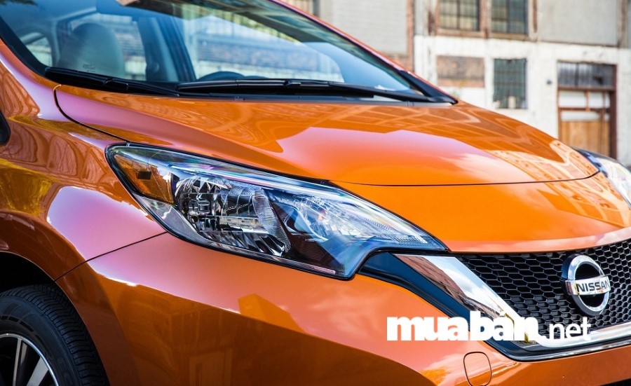 Nissan Sunny 2018 với đầu xe thiết kế hình chữ X độc đáo.