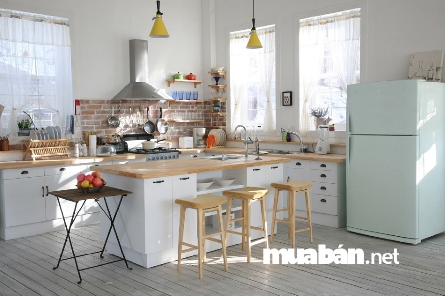 10 Ý Tưởng Thiết Kế Nội Thất Phòng Bếp Đẹp, Gọn, Tiện Lợi 7 Sử Dụng Những Chiếc Ghế Đẩu Sáng Màu Để Biến Căn Bếp Thành Quầy Bar Hiện Đại.