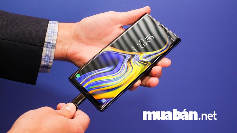 Galaxy Note 9 được tích hợp CPU mạnh hơn 33% và GPU vượt trội hơn 23% so với thế hệ đàn em.