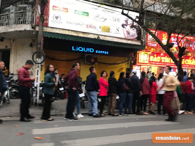 Những sự kiện xếp hàng thuê ở VN đã không còn xa lạ