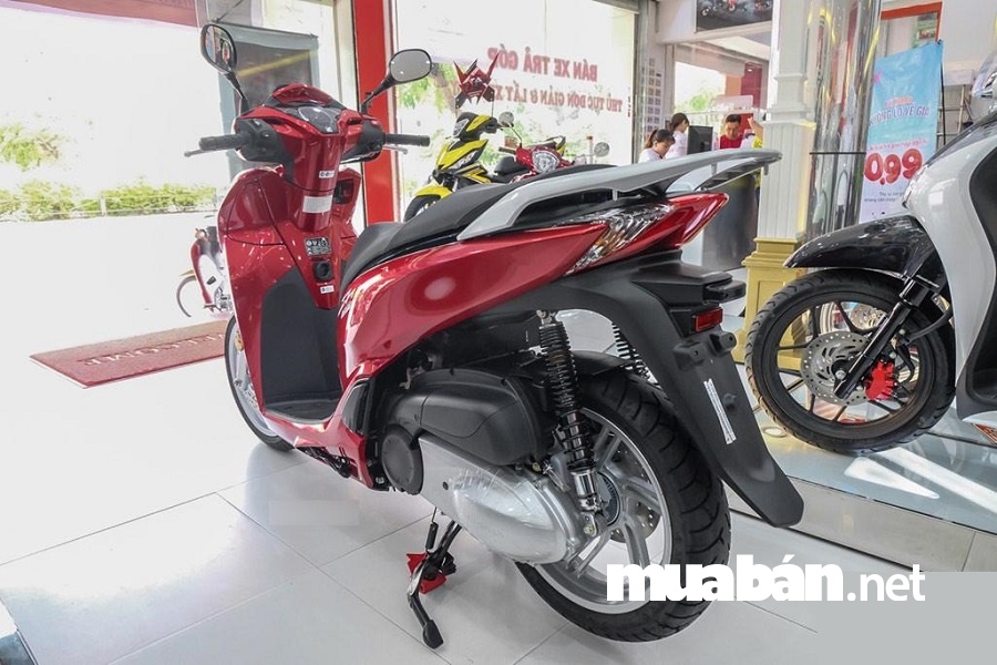 Honda SH 2019 cũng kế thừa ưu điểm của đàn em với hộc đựng đồ lớn dưới yên xe và bình xăng dung tích cực đại (7,5l).