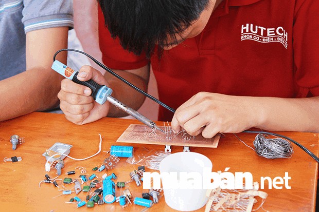 Kỹ Sư Cơ Khí – Những Điều Bạn Chưa Biết! 2 Sinh Viên Chuyên Ngành Cơ Khí Chế Tạo Máy Ở Trường Hutech