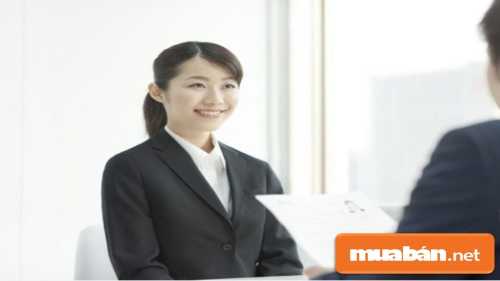 Thể hiện thái độ tích cực trong công việc và học cách hòa đồng với các đồng nghiệp xung quanh