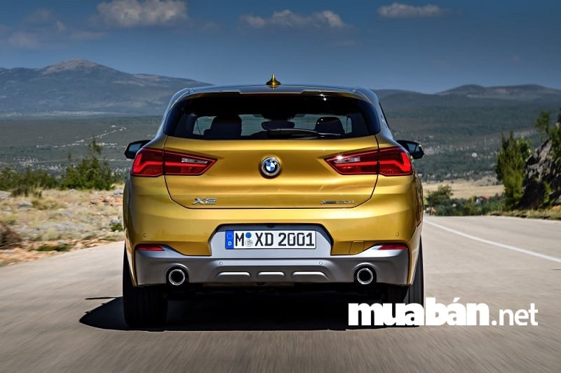 Cụm đèn hậu của BMW X2 2018 được thiết kế nhấn mạnh vào chiều rộng của xe.