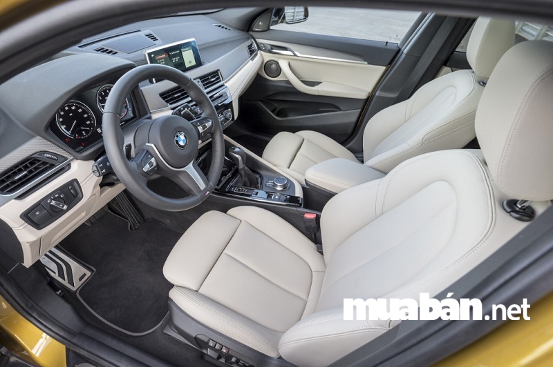 Điểm nhấn của BMW X2 2018 về mặt nội thất chính là bảng điều khiển hướng về phía người lái.