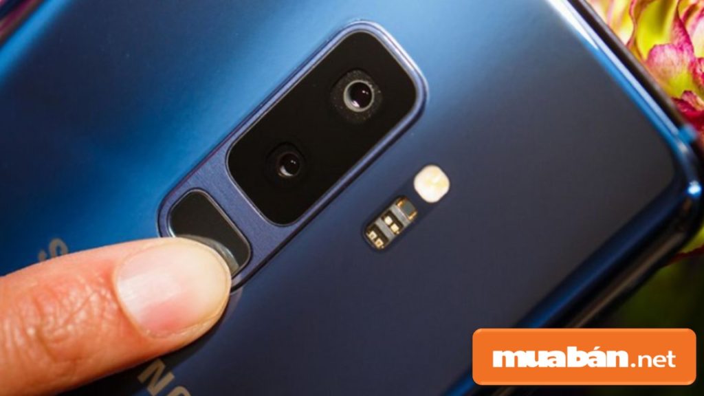 Cụm camera kép trên điện thoại Samsung Galaxy S9 Plus.