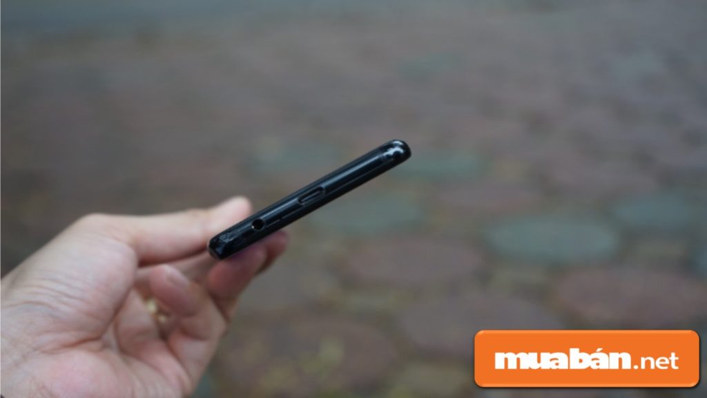 Nên Hay Không Nên Mua Điện Thoại Samsung A8? 10 Samsung Galaxy A8 Sử Dụng Cổng Usb-C Nhưng Không Hỗ Trợ Sạc Không Dây.
