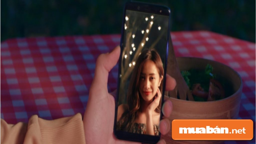 Điện Thoại Samsung A6 - Sở Hữu Siêu Phẩm Công Nghệ Chỉ Với 6 Triệu Đồng!!! 9 Camera Trước Của Galaxy A6 Có Độ Phân Giải 16Mp, Khẩu Độ F/1.9 Giúp Hình Ảnh Selfie Sắc Nét Hơn.