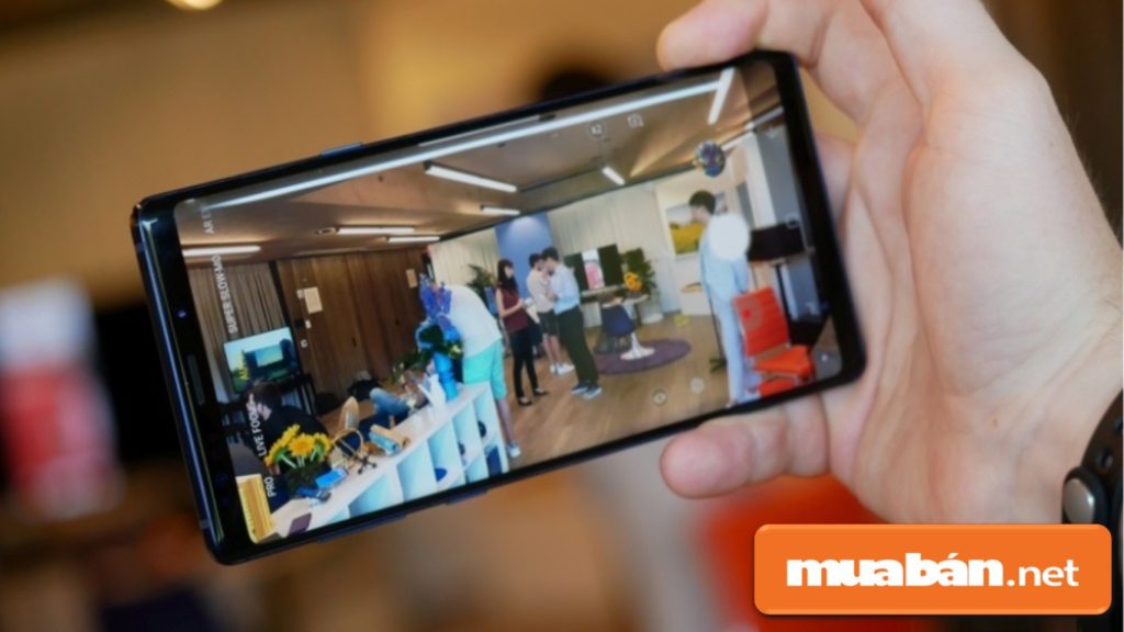 Samsung Galaxy Note 9 được hỗ trợ chụp ảnh tốt kể cả trong điều kiện thiếu ánh sáng.
