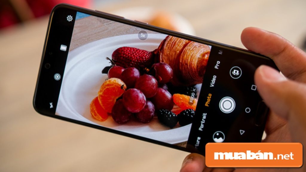 Huawei P20 Pro được hỗ trợ chụp ảnh xóa phông, chống rung quang học, nhận diện khuôn mặt, lấy nét bằng laser.