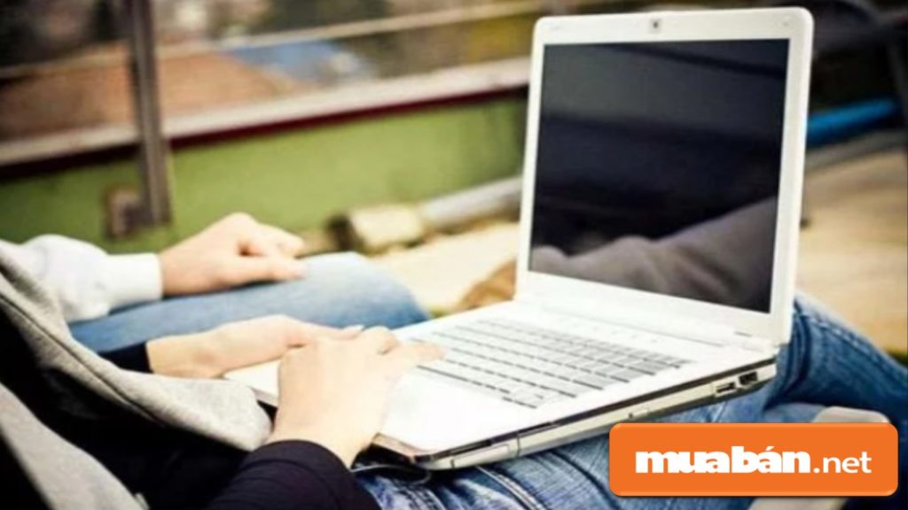 5 Mẹo Giúp Bạn Sử Dụng Máy Tính Xách Tay Bền Hơn! 4 Không Đặt Máy Tính Trên Đùi, Nệm Vì Nó Che Bít Các Khe Thoát Khí Và Dễ Làm Nóng Máy.