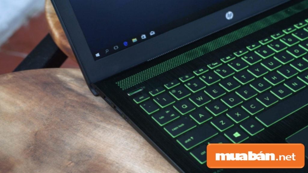 Bạn kiểm tra bàn phím laptop cũ xem có phím nào bị liệt hoặc khó thao tác hay không?