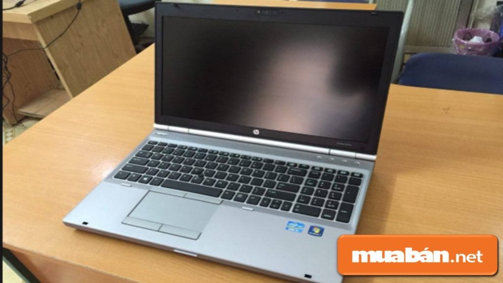 Kiểm tra màn hình laptop cũ xem có bị trầy xước, nứt vỡ gì không?