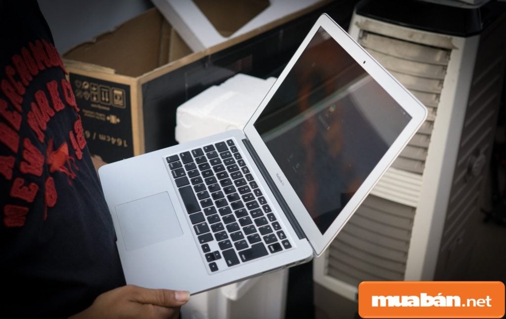 Mua Macbook Cũ – Bạn Cần Lưu Ý Những Vấn Đề Nào? 5 Kiểm Tra Kỹ Xem Màn Hình Có Bị Bóc Tróc Gì Không?