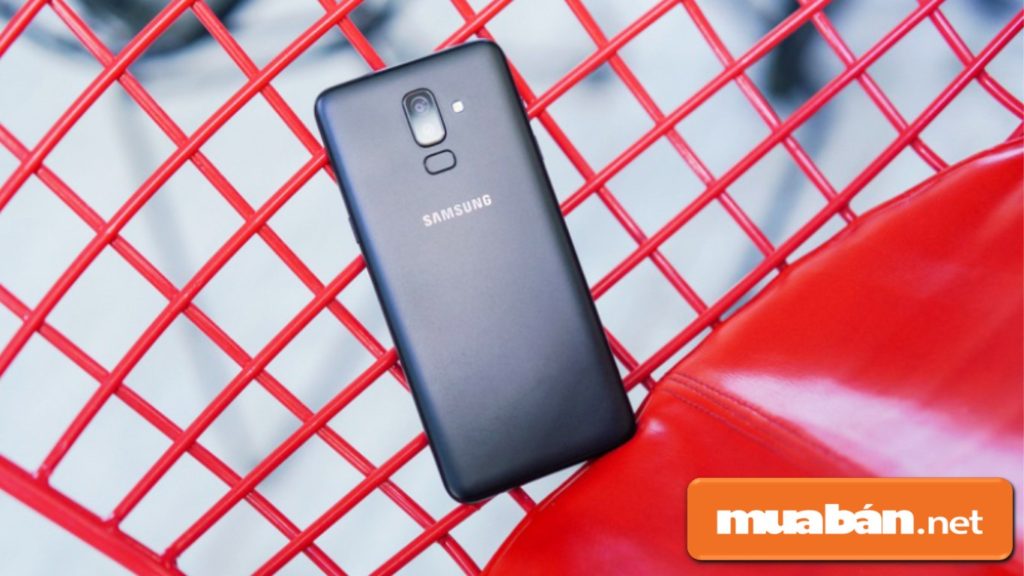 Điện Thoại Samsung Dưới 7 Triệu - Nên Mua Loại Nào? 5 Samsung Galaxy J8 Được Thiết Kế Nguyên Khối Với Chất Liệu Nhựa Đơn Giản.