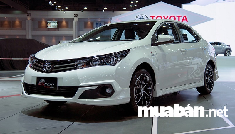 Tay nắm cửa ngoài được sơn cùng màu thân xe và viền bạc tinh tế.