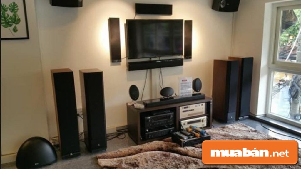 Bạn nhớ kiểm tra diện tích và không gian phòng trước để lựa chọn loa karaoke có kích thước phù hợp.