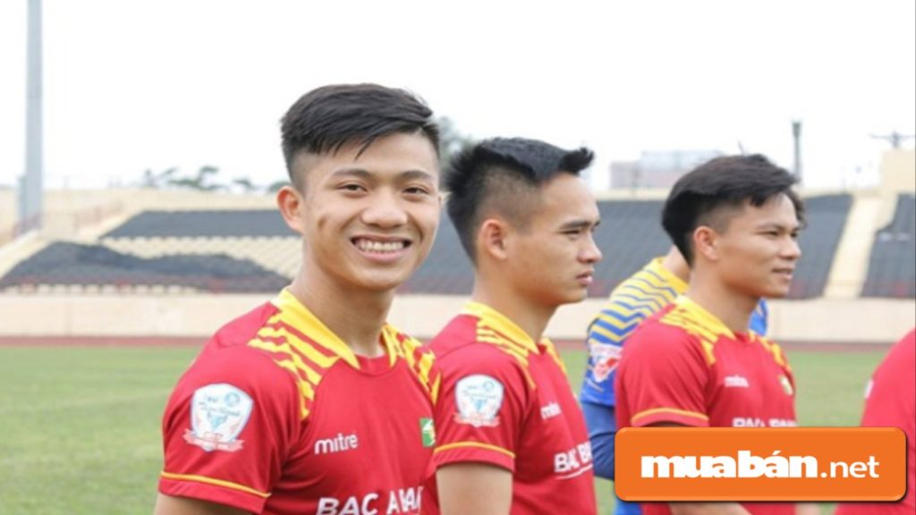 Phan Văn Đức có nụ cười hiền lành, chất phác với lối chơi bóng đầy kỹ thuật.