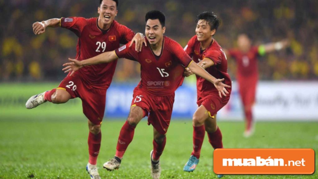 Hành động kéo áo Đức Huy ăn mừng chiến thắng trong trận chung kết lượt đi với Malaysia.