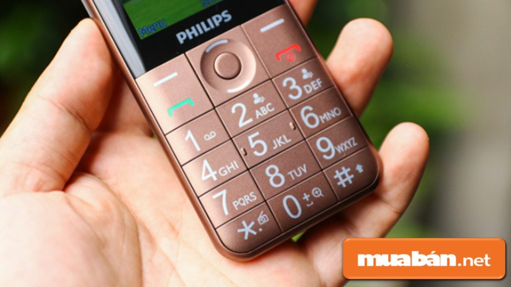 Philips E331 được hỗ trợ bàn phím to, ký tự rõ ràng dễ thao tác.