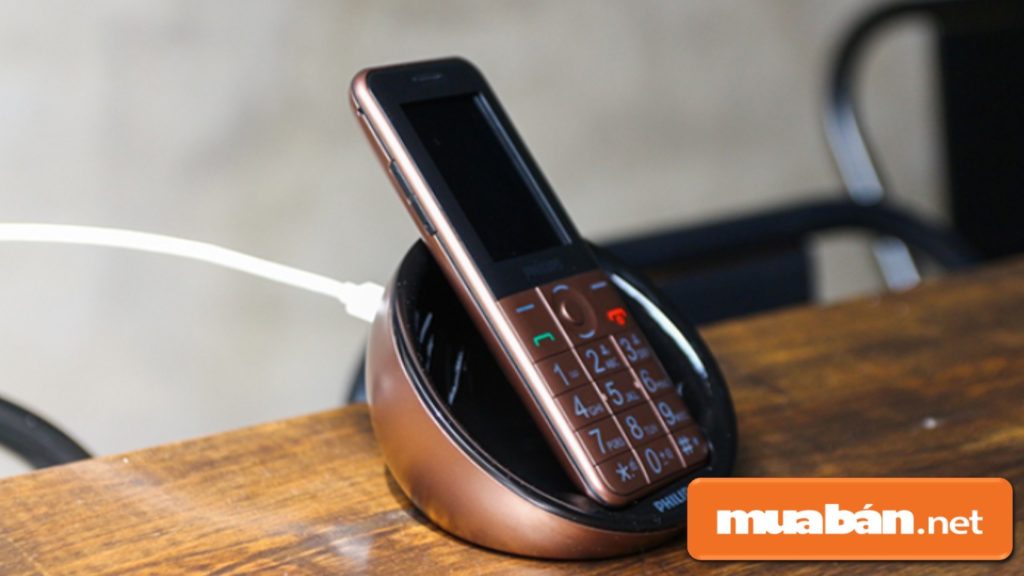 Philips E331 có đế sạc rời, khá thời trang và còn giúp người dùng sử dụng như vật trang trí.