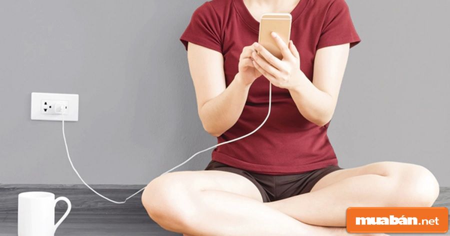 Sạc Pin Điện Thoại Mới Có Cần Sạc 8 Tiếng Không? 14 Vừa Sạc Pin Vừa Dùng Điện Thoại Vừa Hại Pin Và Còn Dễ Gây Nguy Hiểm Cho Người Dùng.